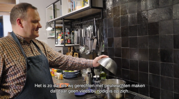 Rolmodellen via massamedia John kookt met linzen