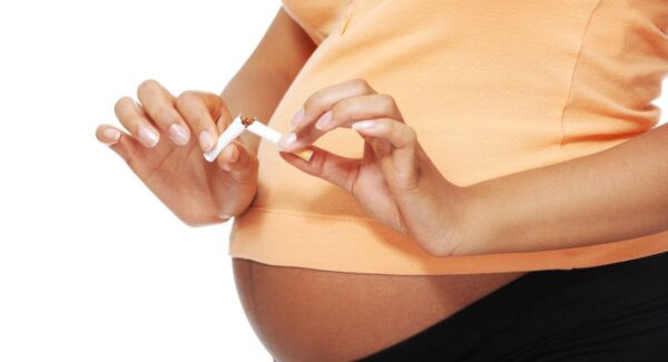 Buik zwangere vrouw en gebroken sigaret 500