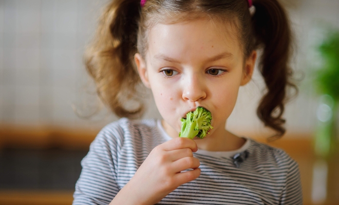 Kind proeft broccoli